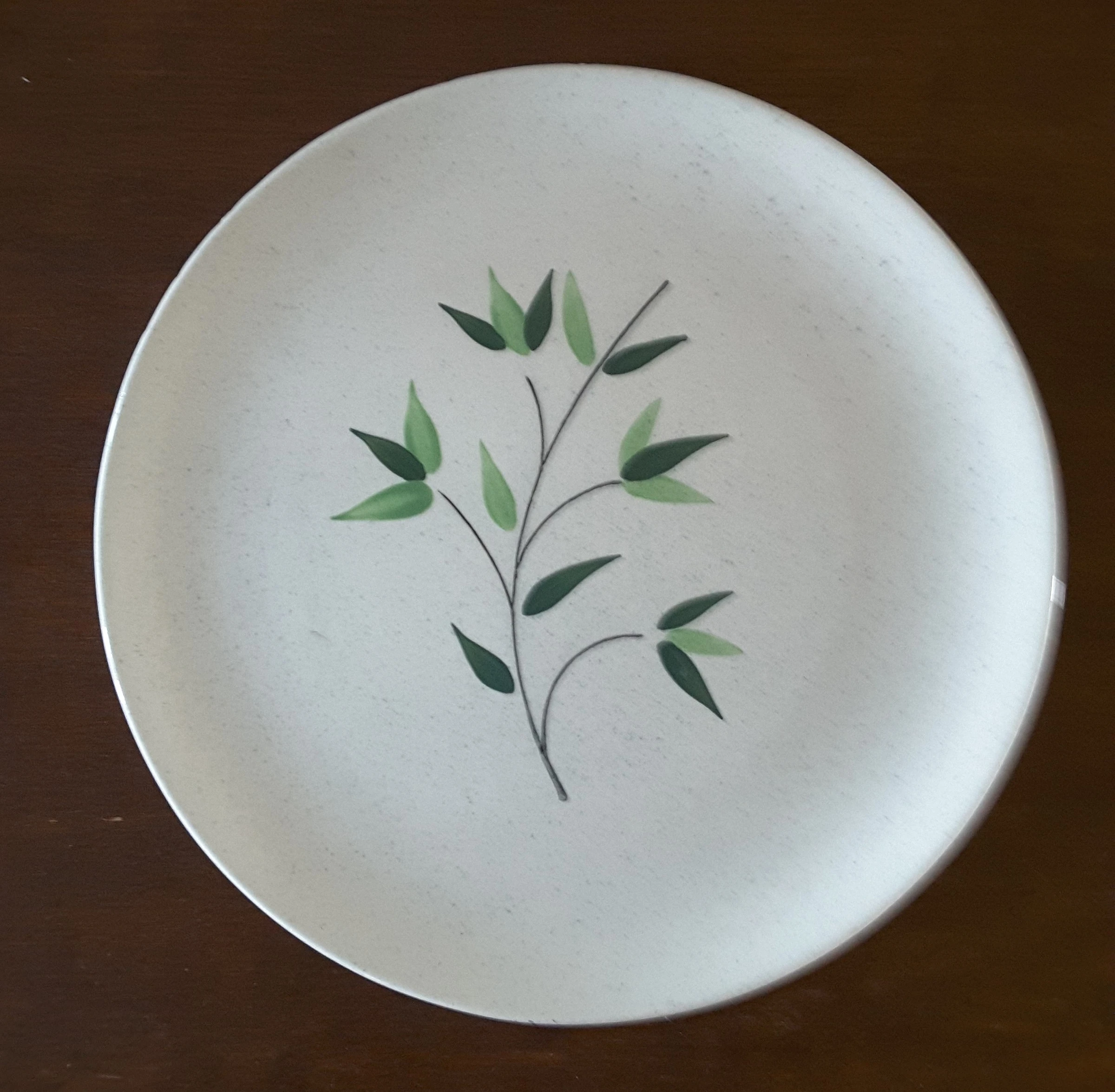 Assiette en faïence peinte à la main – Motif feuilles – France